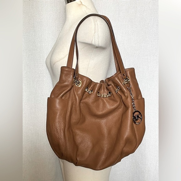 Michael Kors Handbags - Michael Kors Jet Set Chain large leather bag